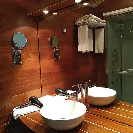 De La Hotel 3*