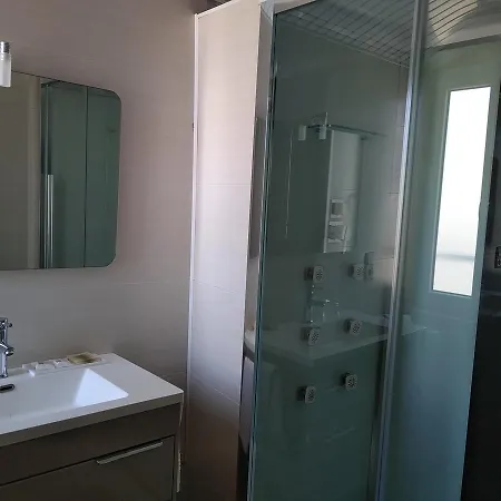 Hotel De La 3*